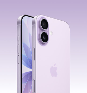 iPhone 17 in de kleur Lavendel, gedeeltelijk zichtbaar display, schuin zijaanzicht met Actieknop, volumeknop en zijknop in beeld. Op de achterkant is links bovenaan het geavanceerde dual camera-systeem te zien.