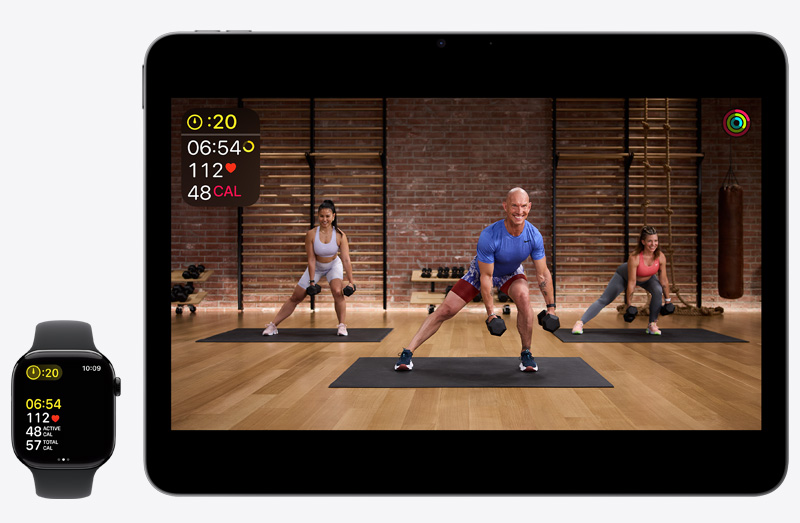 13-tolline iPad Pro, millel on näha Apple Fitness+ treening, mille kõrval on Apple Watchi Series 10 jälgimas sama Apple Fitness+ treeningut.